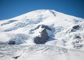 Сотрудник исправительной колонии в Тюмени покорил вершину Эльбруса
