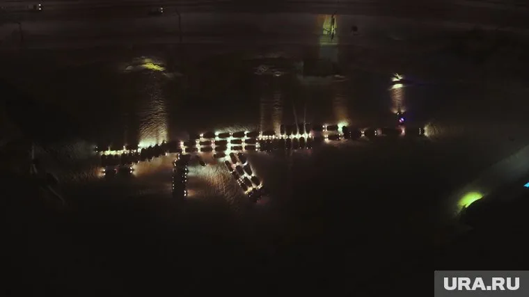 Сотрудники ГИБДД тоже поставили в фигуру свои машины