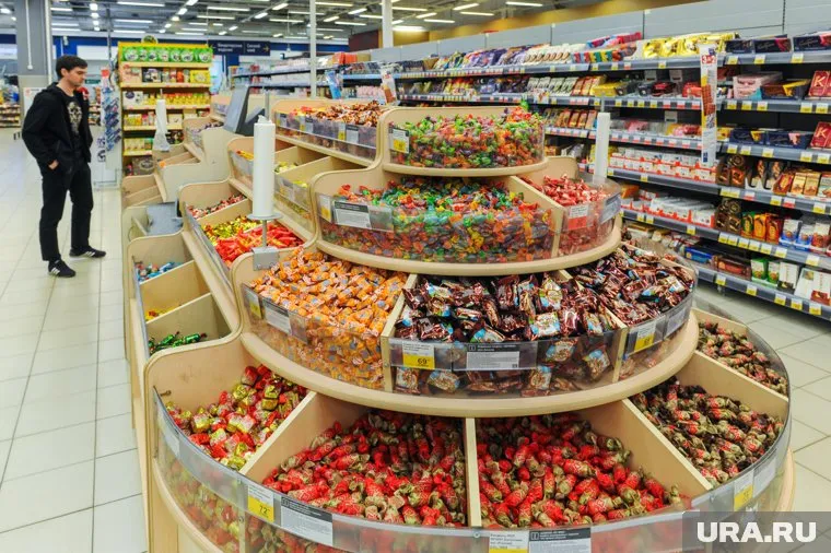 В Горнозаводске обнаружили червей в конфетах