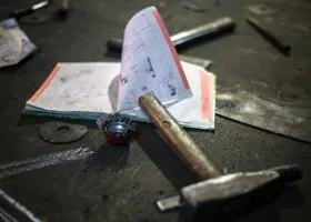 Shot: подросток сумел пронести в школу Иркутской области три молотка