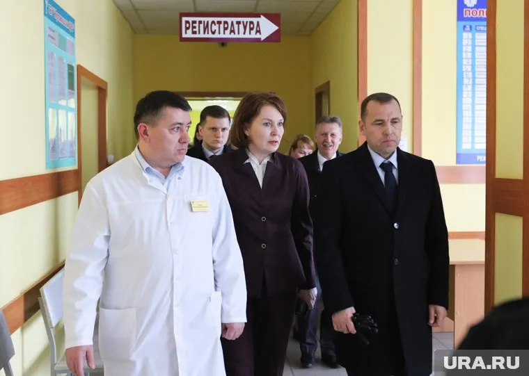 Вадим Шумков (справа) лично проверяет больницы во время поездок в районы