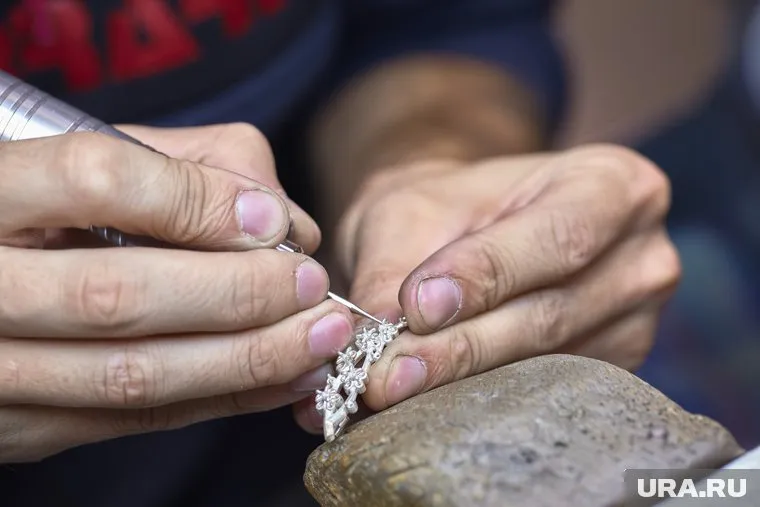 Юные художники получат свои украшения из серебра