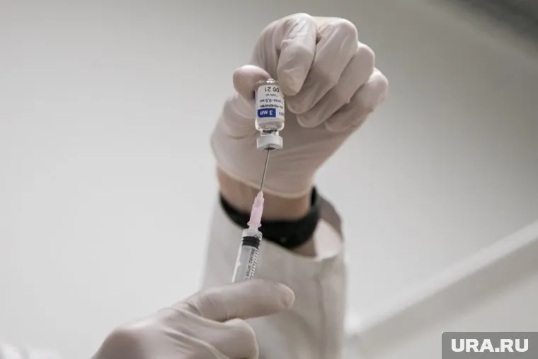 Глава профсоюзов заявил, что необходимо ввести жесткие меры по вакцинации