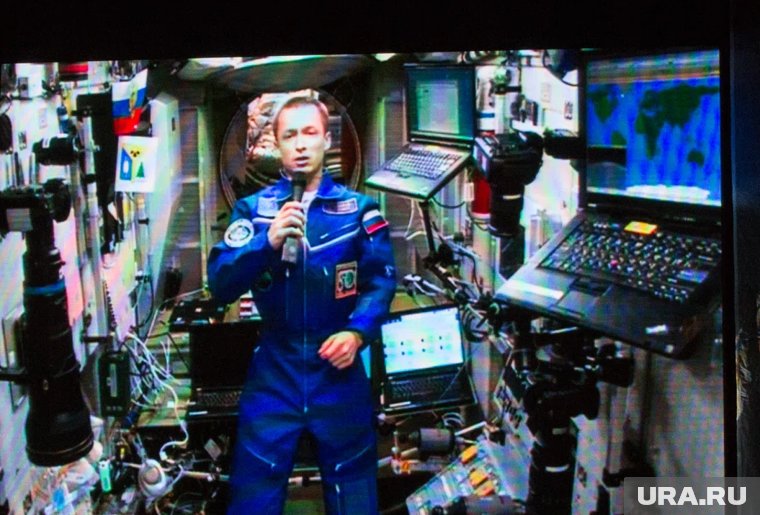 Космонавт из ХМАО провел в открытом космосе почти семь часов.Видео