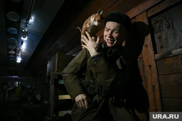 Скульптуры реалистичны настолько, что при беглом взгляде их можно принять за настоящих людей