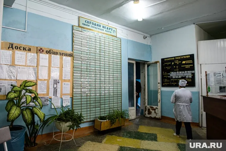 В поликлинику пускают по одному человеку