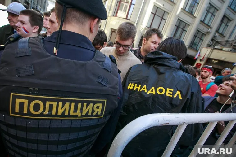 Полиция задержала участников митинга в Петербурге