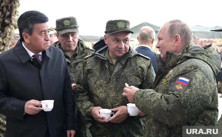 Владимир Путин попробовал еду из полевой кухни на полигоне Донгуз в Оренбургской области