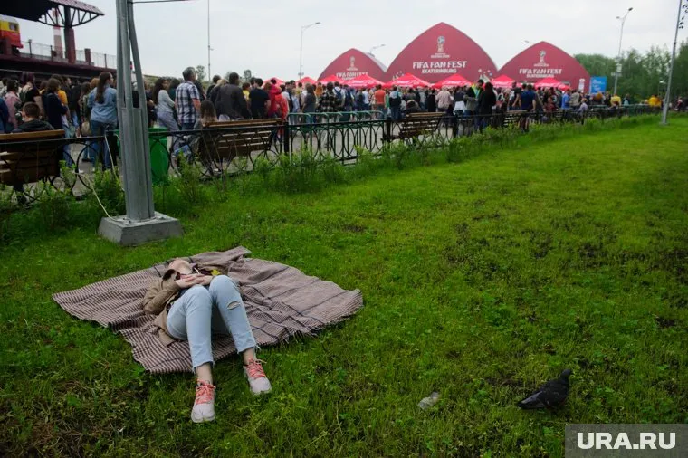 Возле спорткомплекса жители распивали спиртное и скандалили с полицией