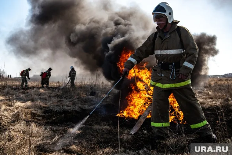 На тушении задействовано 148 спасателей и два вертолета