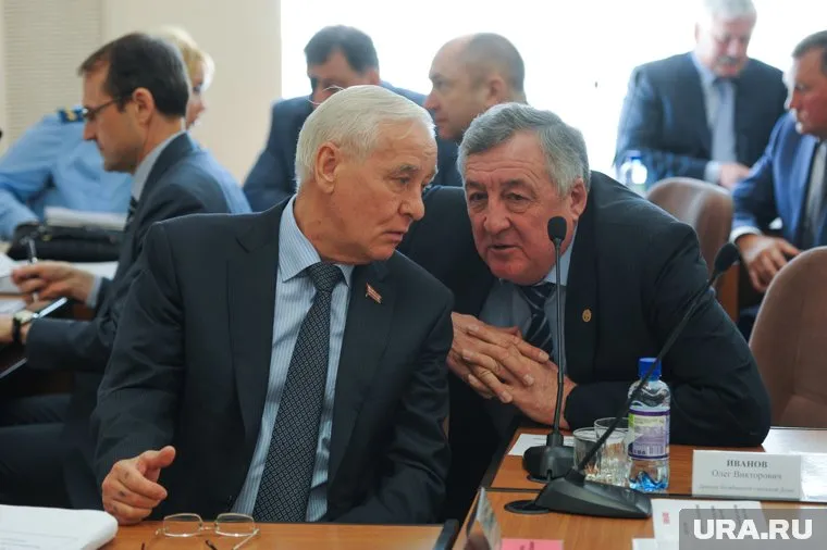 Челябинские депутаты вернутся к вопросу о награждении Виталия Рыльских (слева) через месяц