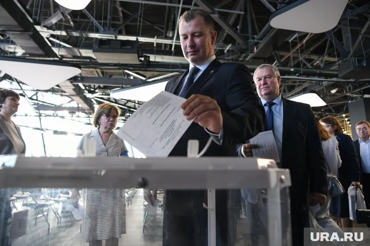 В декларациях о доходах Василия Сизикова нашли несостыковки, некоторые называют их несущественными