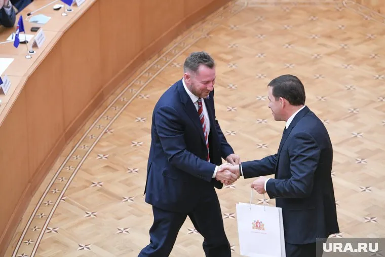 Госслужащие недоумевают: Вячеслав Брозовский (слева) хочет быть полновесным хозяином города