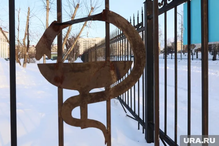 В депздраве обещали повлиять на наполнение торговых аппаратов, установленных в поликлинике