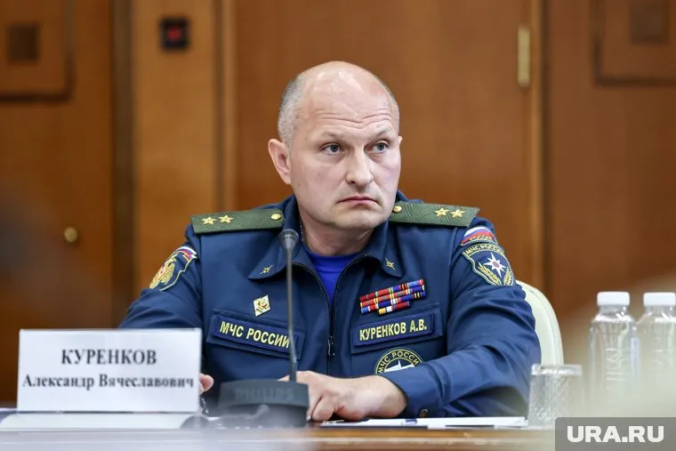 Александр Куренков подарил свою шапку водителю вездехода