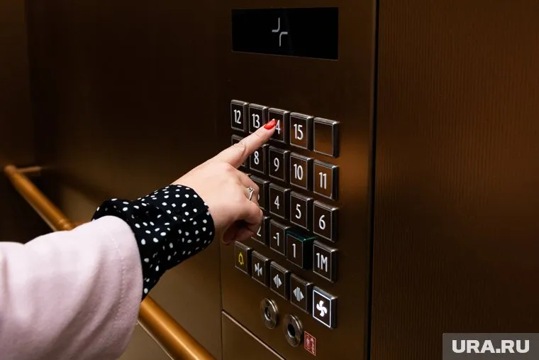 Молодая мама успела только закатить коляску в лифт, а после кабина внезапно начала движение