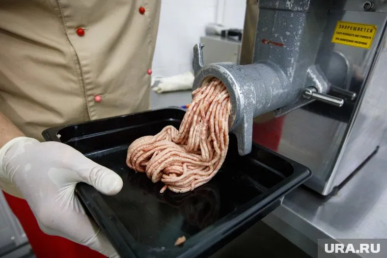 Судя по документам, бизнесмен смог сделать из свинины фарш двух видов — свиной и говяжий