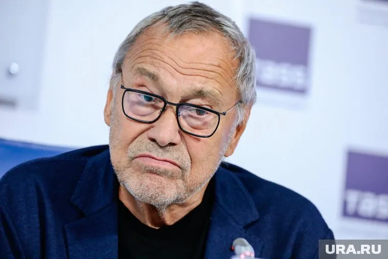Дизайнер Александр Белов отсудил 50 тысяч рублей у "Планеты здоровья", часть которой принадлежит Андрею Кончаловскому