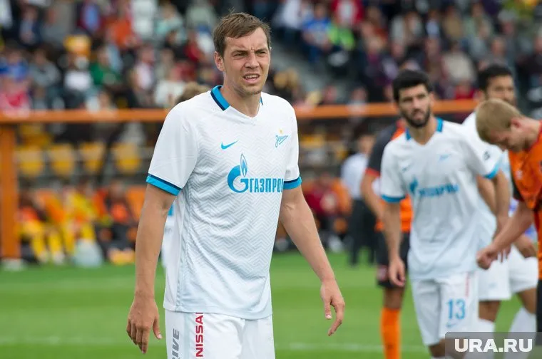 Чехол был подписан во время матча ФК «Урал» — «Зенит», уверяет продавец