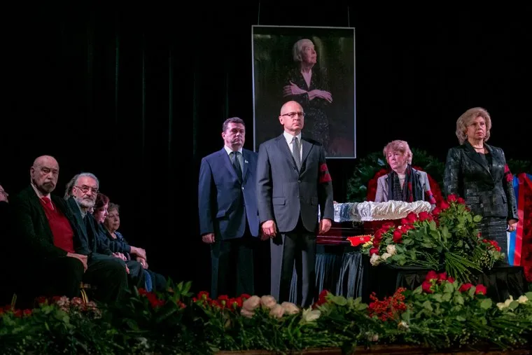 Прощание с Людмилой Алексеевой в Центральном Доме Журналистов. Москва, кириенко сергей, москалькова татьяна, прощание с усопшим, портрет людмилы алексеевой