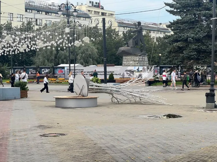 Светодиодные деревья после урагана в Челябинске