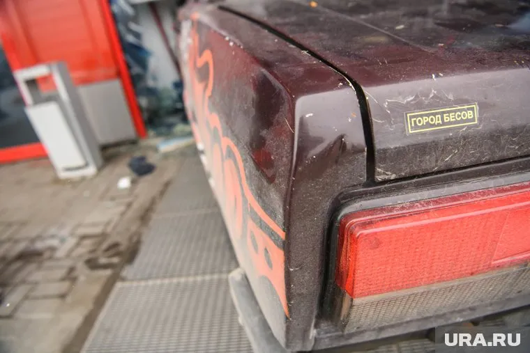 Загадочный танец на крыше авто удивил челябинцев