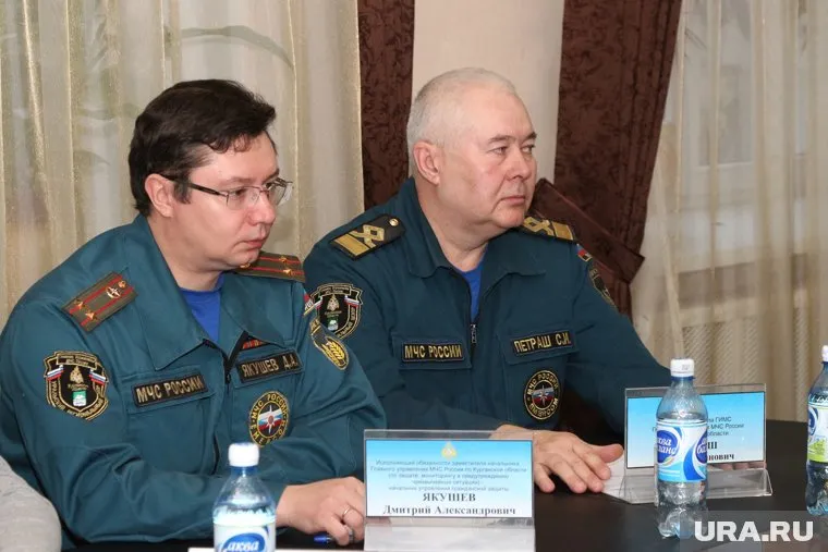 Дмитрий Якушев (слева) назначен на должность замглавы регионального ГУ МЧС