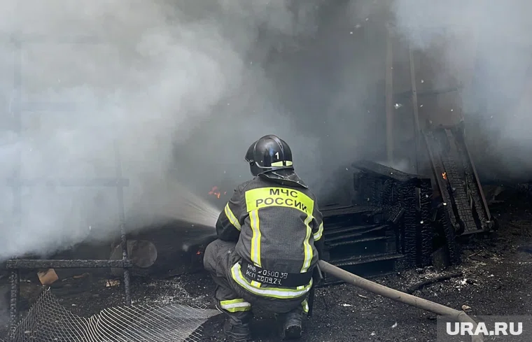 Очевидцы рассказали, что пожарных вызвали, когда из квартиры сильно повалил дым