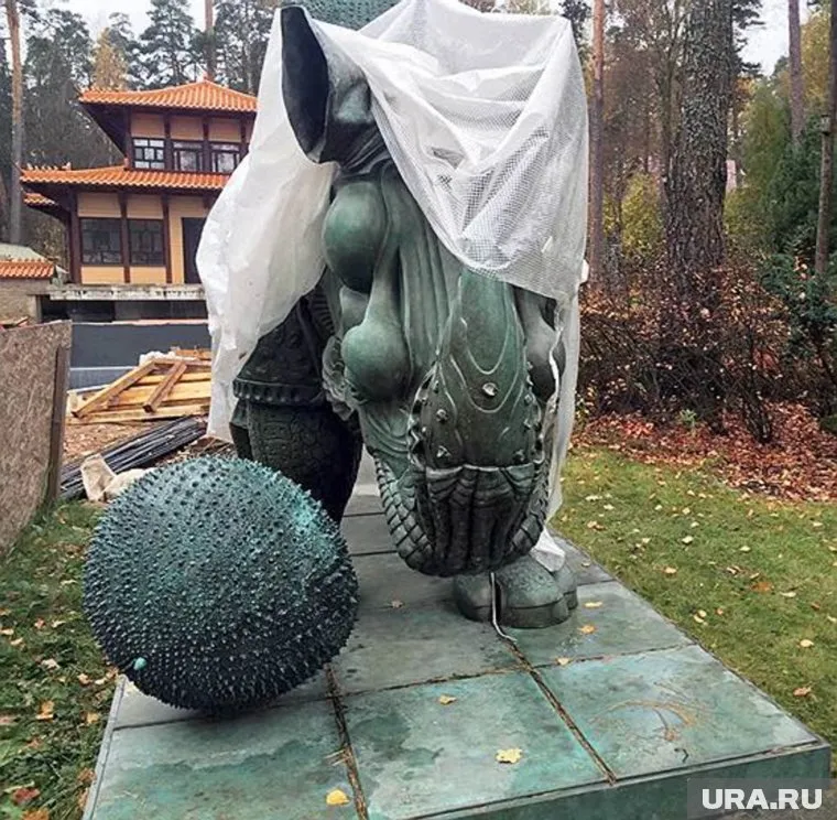 Авторская копия скульптуры Сальвадора Дали была вишенкой на торте в рассказе о том, как богато жил глава уральской инфраструктурной компании. Теперь он продолжит так жить