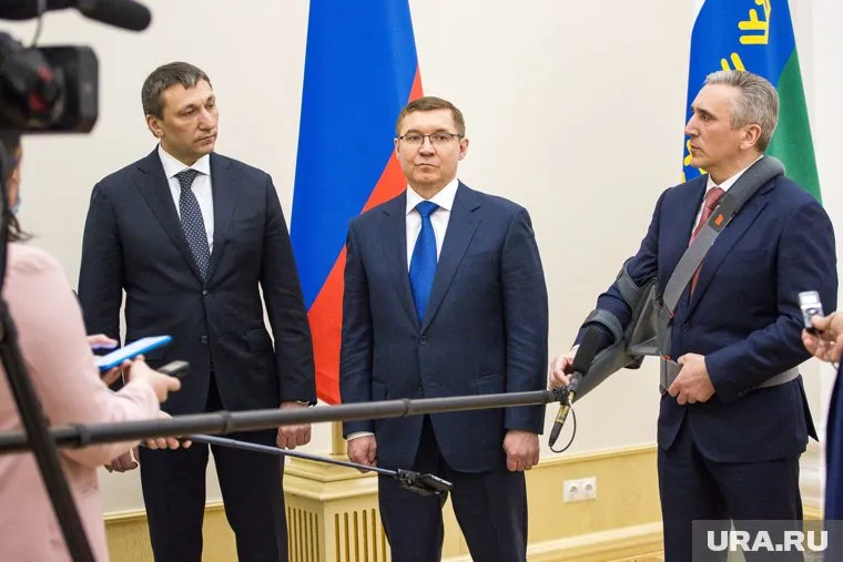 Александр Моор (справа), Владимир Якушев (в центре) и заместитель гендиректора «ДОМ.РФ» Денис Филиппов