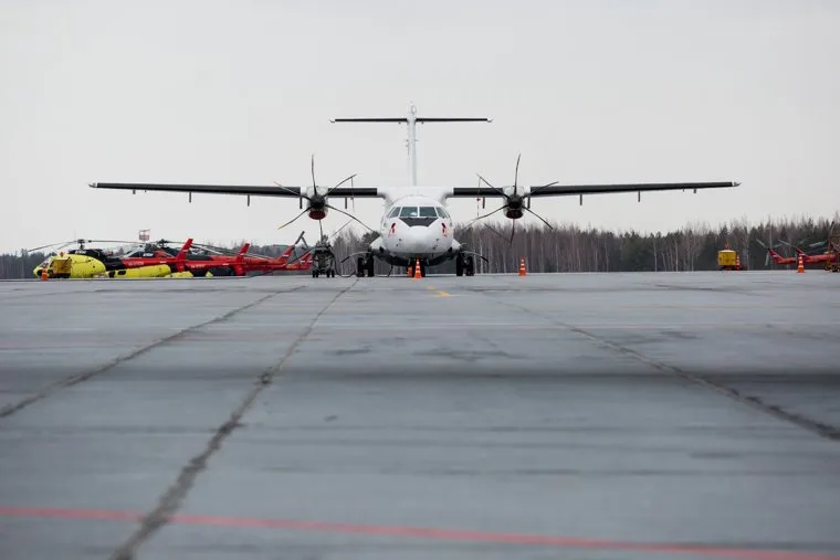 Первый полёт самолета «Виктор Черномырдин» (Boeing-767) авиакомпании Utair из аэропорта Сургут , взлетная полоса, авиация, самолет, ATR 72-500