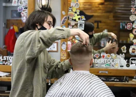 В России возвращается мода на челку «штрикход»