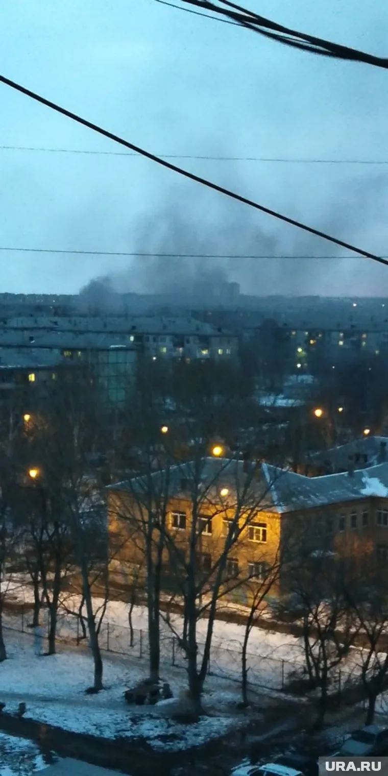 На месте ЧП работают пожарные и спасатели