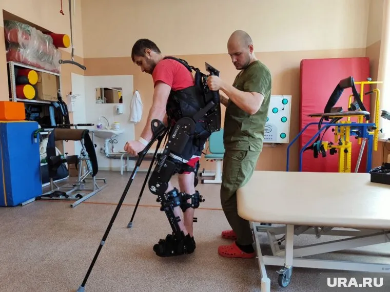 Врачи помогли свердловчанину сделать первые шаги с помощью экзоскелета