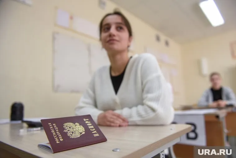 Выпускники, сдающие ЕГЭ по обществознанию, чаще всего планируют поступать на гуманитарные специальности