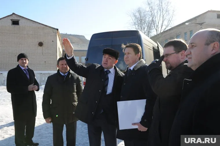 По словам главы района Глазкова (справа), достройка ФОКа неподъемна для бюджета