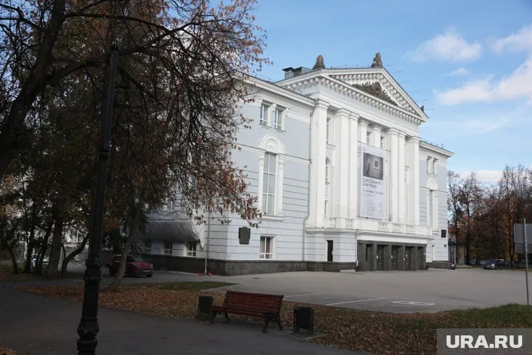 Не стоит покупать билеты в кассах и на ресурсах, которых нет на официальном сайте театра