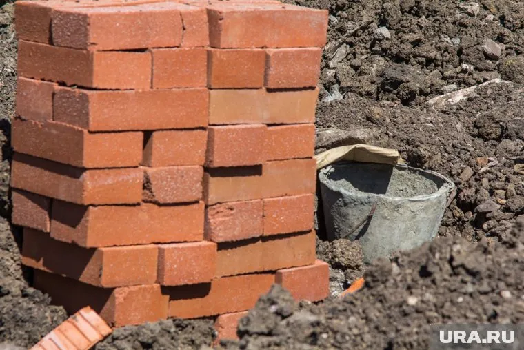 Мужчина оказался погребенным под грудой кирпичей