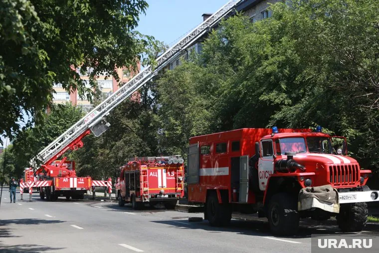 Из горящего здания пожарники спасли трех человек (архивное фото)