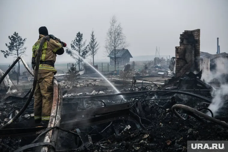 Сильный ветер перекинул огонь на рядом стоящий дом (архивное фото)
