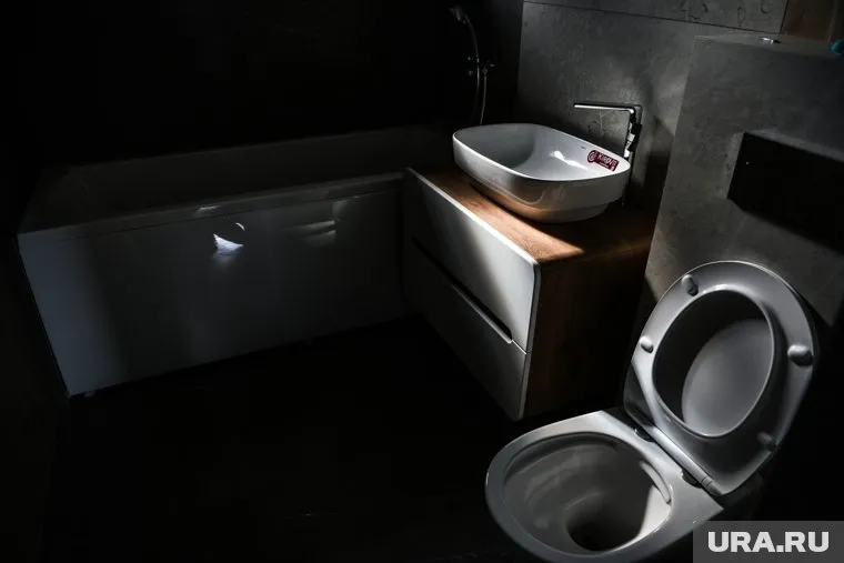 Приставы нашли женщину в туалетной комнате