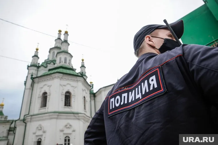 На территории церкви никого не пускают