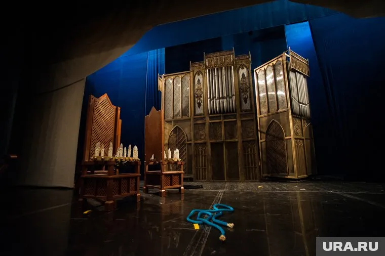 Тюменский драмтеатр привез в Сургут масштабные декорации ради премьеры спектакля