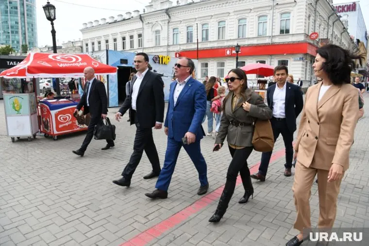Губернатор отклонился от маршрута прогулки по центру Екатеринбурга, Зарину Догузову сопровождал мэр