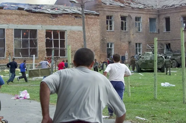 21 год назад террористы захватили заложников во время торжественной линейки в школе
