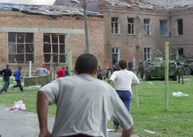 Без еды и воды держали детей в заложниках в спортзале: кадры ужасного теракта в Беслане 
