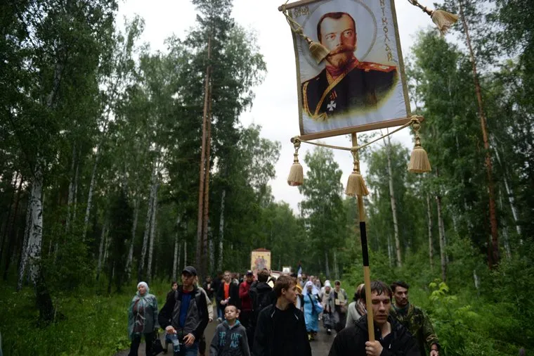 Екатеринбург. Крестный ход в память Святых Царственных Страстотерпцев от Храма-на-Крови до монастыря на Ганиной яме, верующие, николай II, император, крестный ход, православие, религия