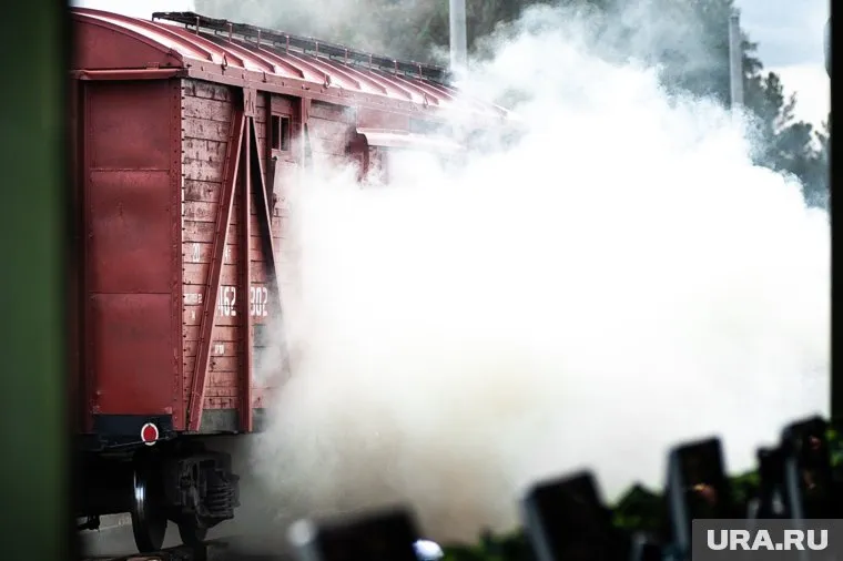 Один из поездов в результате столкновения сошел с рельсов