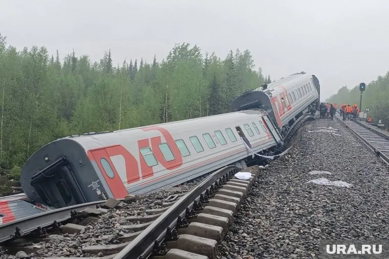 В результате ЧП состав сошел с рельсов, были повреждены пути