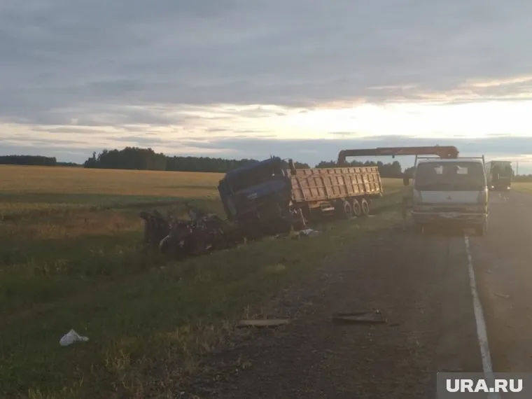 В Курганской области легковой автомобиль врезался в грузовик